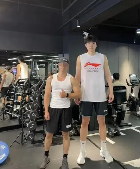 在健身房苦, 苦练肌肉
